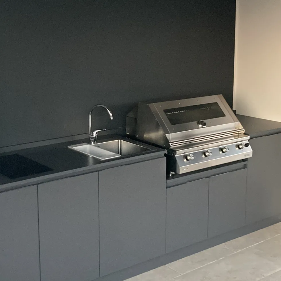 Barbecue a gas Fry Top 750 Basic da appoggio 4 bruciatori griglia scolo a V