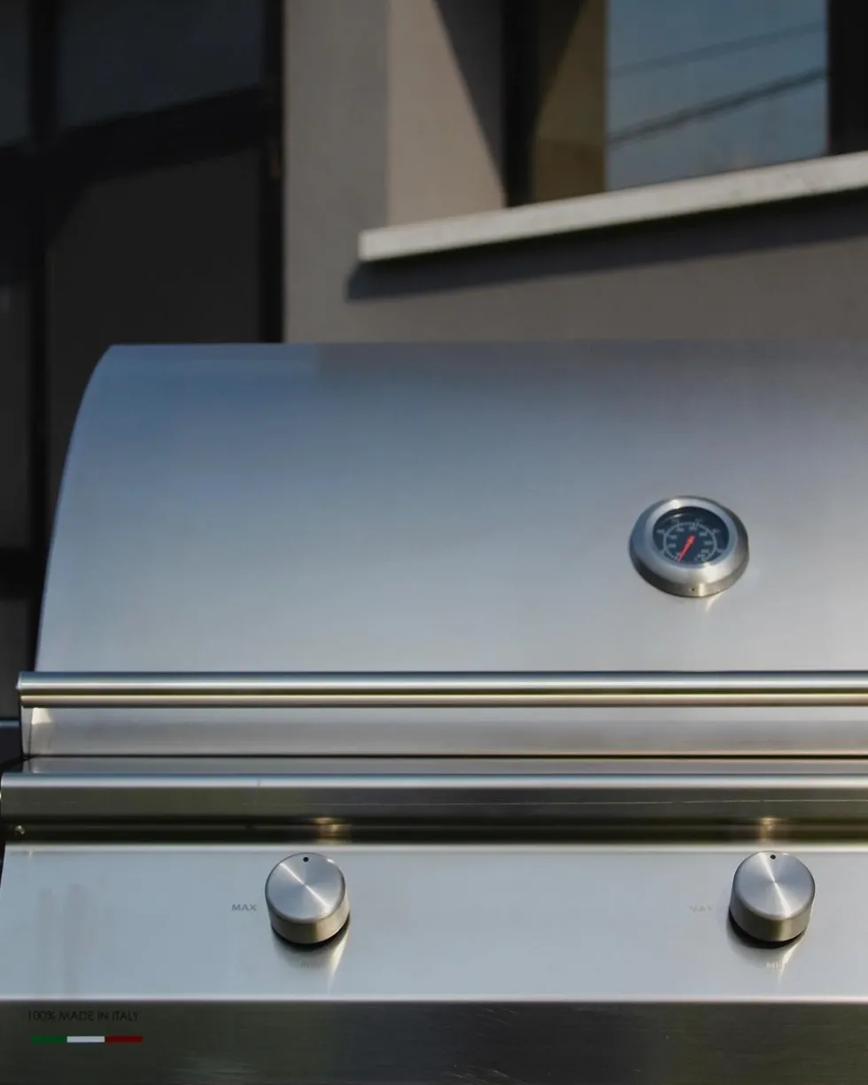 Barbecue a gas Fry Top 750 Basic da appoggio 4 bruciatori griglia scolo a V