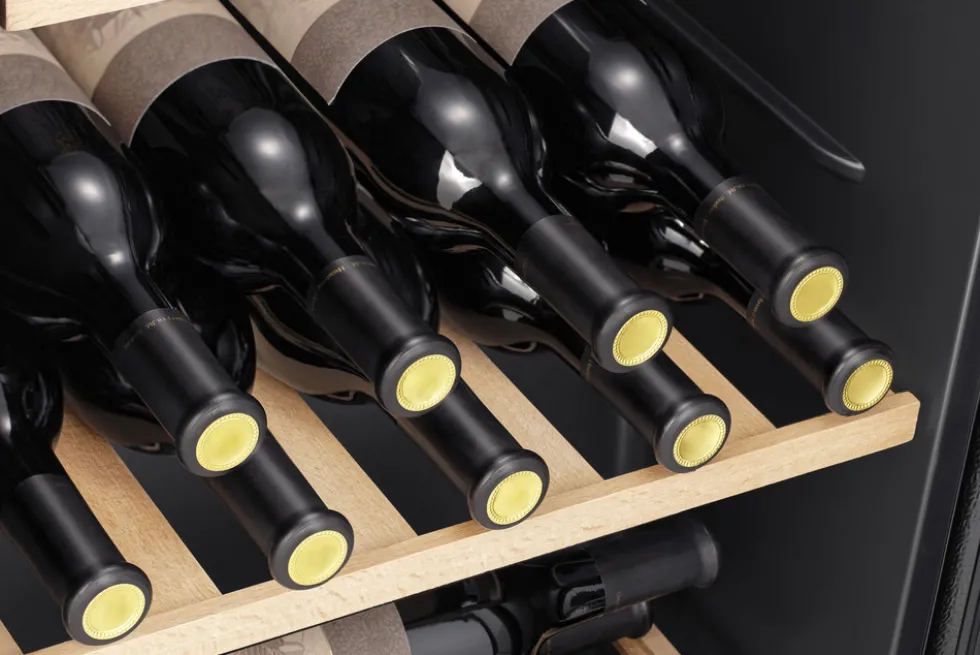 Cantina vino Hisense RW12D4NWG0, 30 bottiglie, ripiani in legno