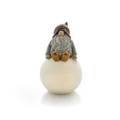 Decorazione in ceramica. Gnomo su palla con LED Ø 10 x h 14 cm - Courmayeur