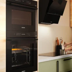 Forno elettrico Samsung Serie 4 NV7B4040VBB da 76 litri con WiFi e Vapore