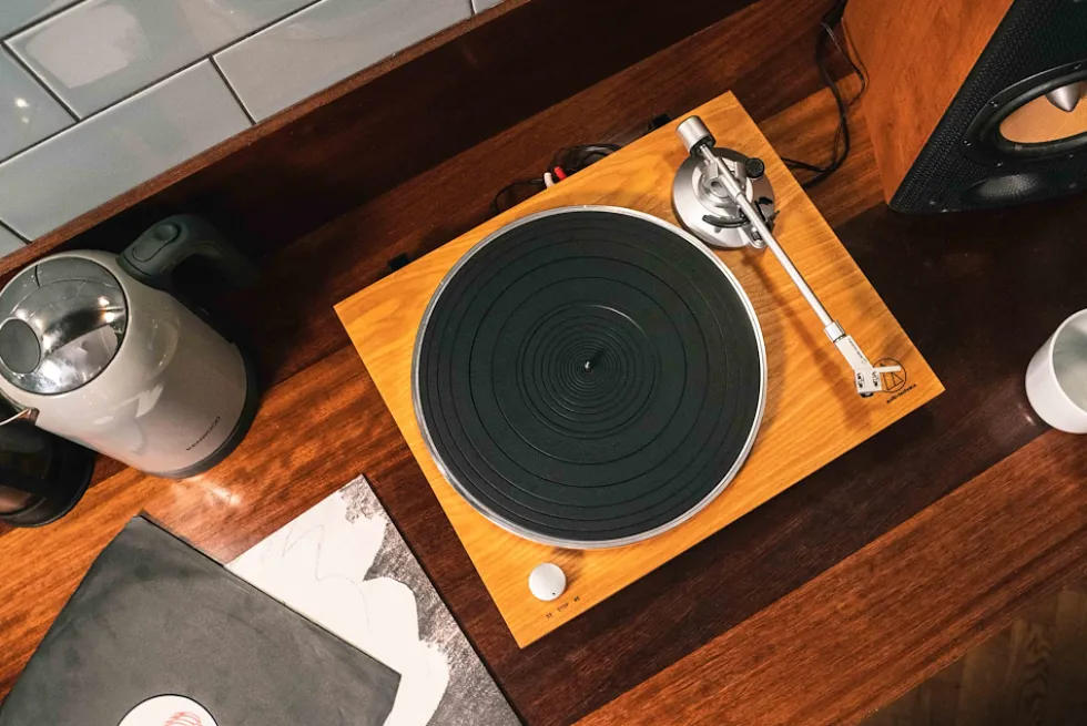 Giradischi manuale Audio-Technica AT-LPW30TK con trasmissione a cinghia