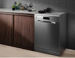 Lavastoviglie Electrolux ESA47300SX con tecnologia AirDry e 13 coperti