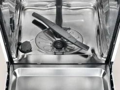 Lavastoviglie Electrolux ESA47300SX con tecnologia AirDry e 13 coperti
