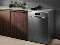 Lavastoviglie Electrolux ESA47300SX con tecnologia AirDry e 13 coperti