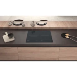 Piano cottura a induzione Hotpoint Ariston HQ5660SNE con Power Management e Booster