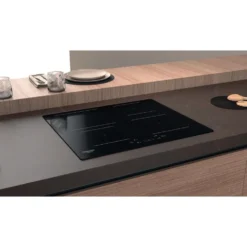 Piano cottura a induzione Hotpoint Ariston HQ5660SNE con Power Management e Booster