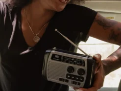 Radio portatile Trevi RA 7F30 BT con ricarica solare e dinamo