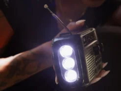 Radio portatile Trevi RA 7F30 BT con ricarica solare e dinamo