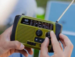 Radio portatile Trevi RA 7F30 BT con dinamo, solare e power bank