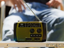 Radio portatile Trevi RA 7F30 BT con dinamo, solare e power bank