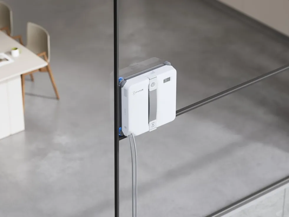 Robot lavavetri Ecovacs Winbot Mini 2 EU con pulizia bordi ravvicinata