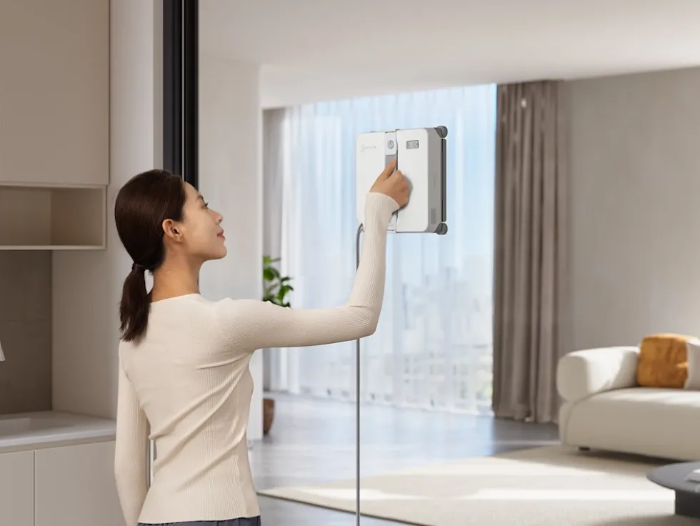 Robot lavavetri Ecovacs Winbot Mini 2 EU con pulizia bordi ravvicinata
