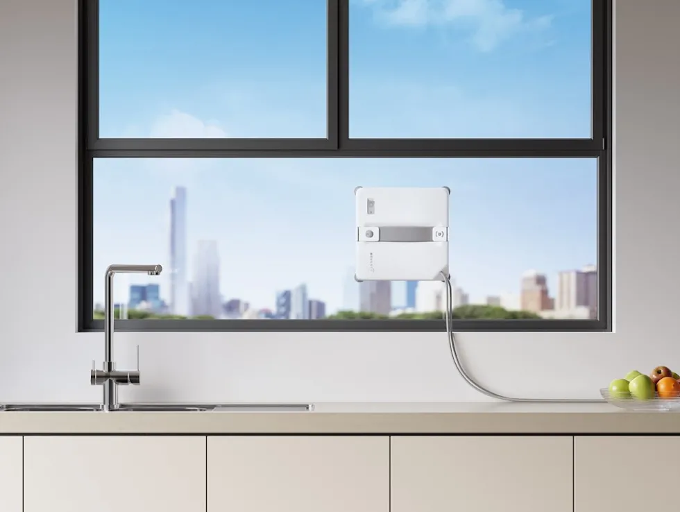 Robot lavavetri Ecovacs Winbot Mini 2 EU con pulizia bordi ravvicinata