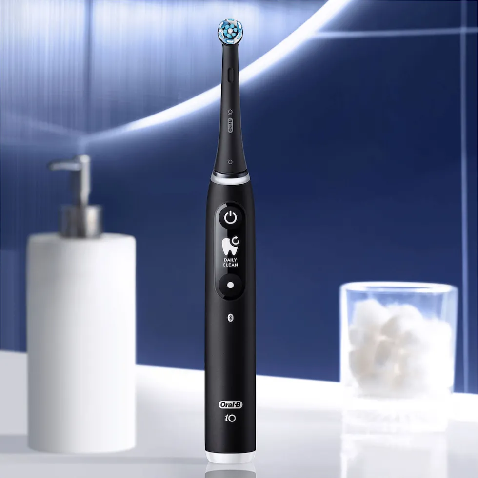 Spazzolino elettrico Oral-B iO6 Nero con tecnologia magnetica