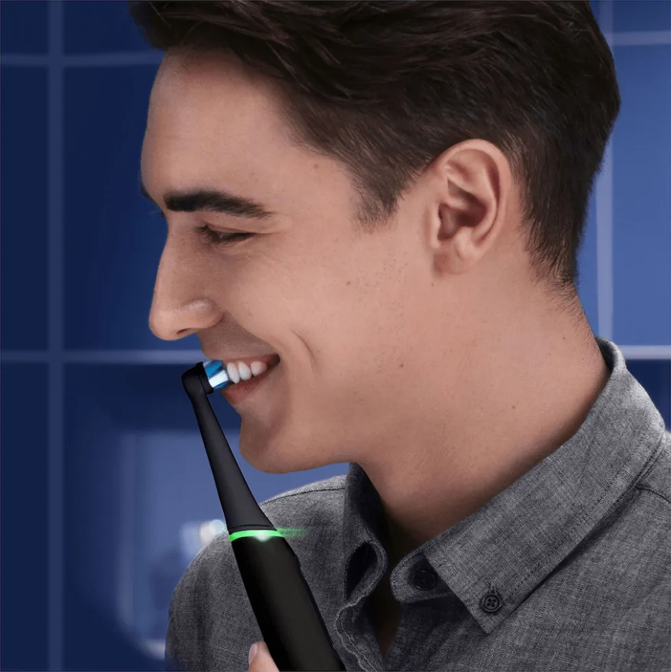 Spazzolino elettrico Oral-B iO6 Nero con tecnologia magnetica