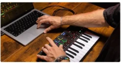 Tastiera controller Akai Professional MPK Mini IV Black